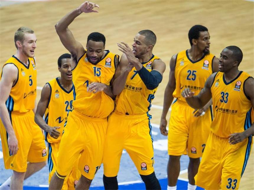 Sieg über Málaga: ALBA nähert sich EL-Zwischenrunde Die Berliner feierten ausgiebig den Erfolg gegen Unicaja Málaga. Foto: Lukas Schulze