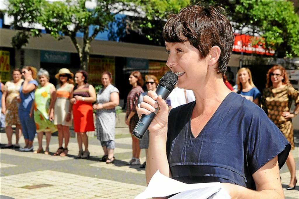 Ein Frühstück bei der bemerkenswerten Ruziye Malkus (65) Die Berliner Künstlerin Nadin Raschke hält bei einer Modenschau im Jahr 2014 ein Mikrofon in der Hand.