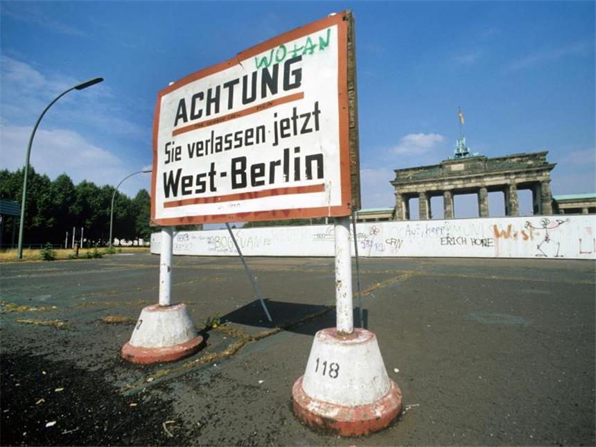 Erinnern und mahnen - Berlin gedenkt der Opfer des Mauerbaus Die Berliner Mauer am Brandenburger Tor im Juli 1986. Foto: Roland Holschneider/Archiv