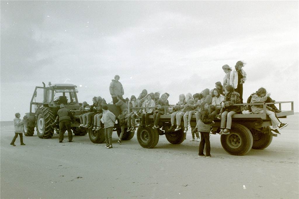 Alstätter Ferienerholung auf Ameland feiert 50-jähriges Bestehen Die berühmte Treckerfahrt um Strand in den späten 90er-Jahren.
