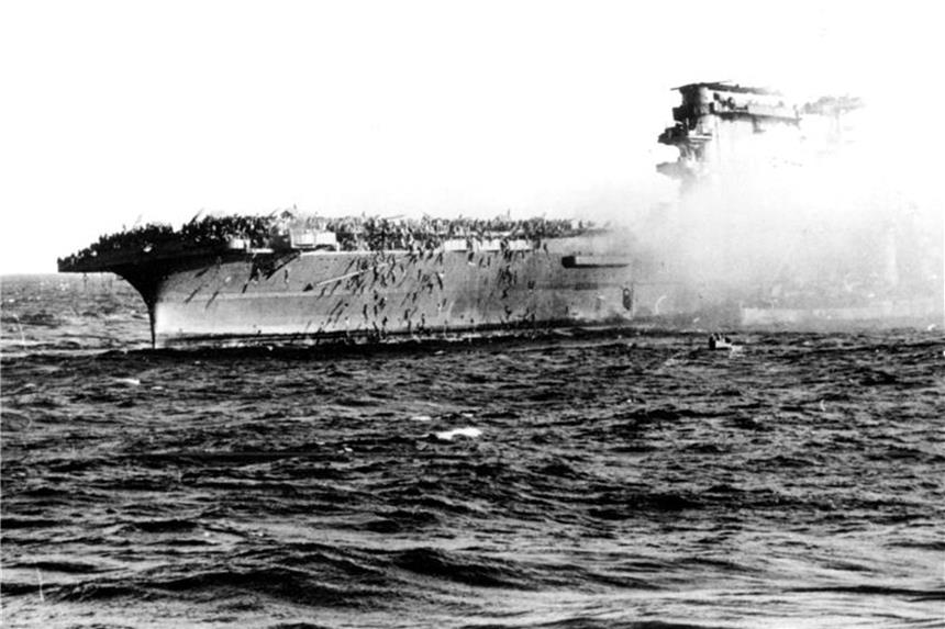 Microsoft-Mitgründer findet Wrack der USS Lexington Die Besatzung der USS Lexington verlässt den Flugzeugträger nach dessen Zerstörung im Kampf im Korallenmeer im Mai 1942. Foto: Uncredited/U.S. NAVY/AP