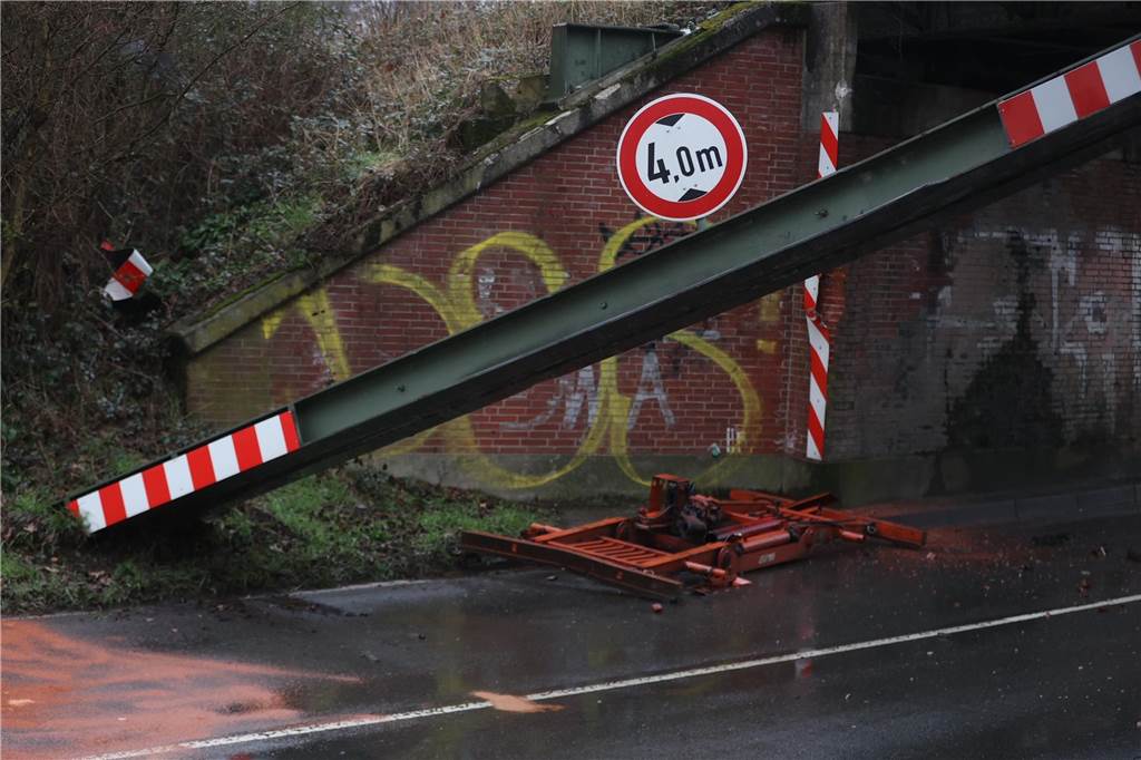 Die beschädigte Bahnbrücke in Bork. 