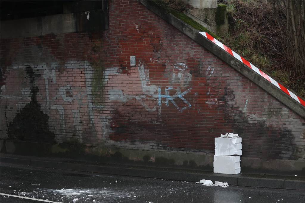 Die beschädigte Bahnbrücke in Bork. 