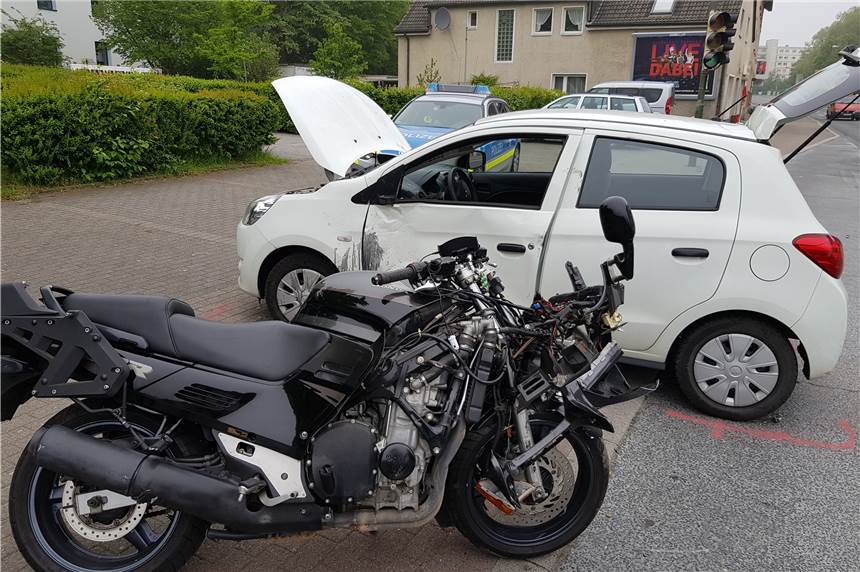 Maifeiertag beginnt in Lünen mit schwerem Unfall auf der Bebelstraße Die beschädigten Fahrzeuge. Der Kleinwagen kam nach dem Zusammenprall auf dem Gehweg zum Stehen. Das Motorrad stellte die Polizei nach der Unfallaufnahme dort ab.