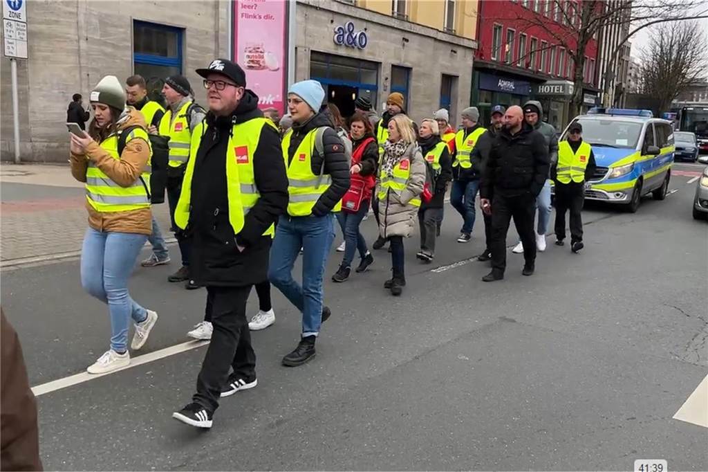 Die Beschäftigten von Kitas, Nahverkehr und öffentlicher Verwaltung bei einer Kundgebung in der Nähe des Dortmunder Hauptbahnhofs am Donnerstag (16.3.) um 10.40 Uhr.