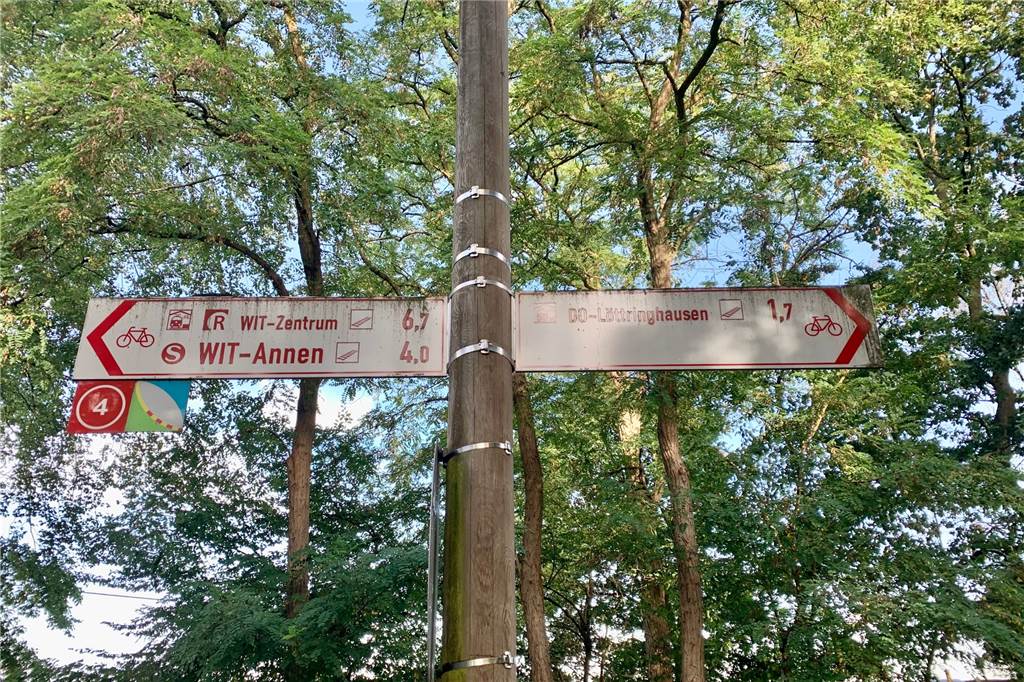 Rheinischer Esel: Der Streit um einen Radwegbelag ist beendet - oder? Die Beschilderung des Rheinischen Esels, hier in Kruckel.