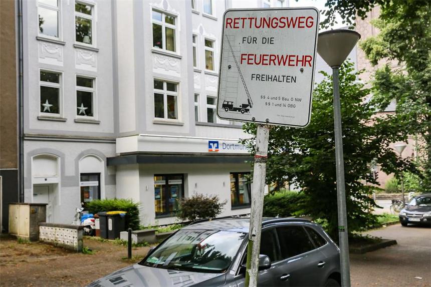 Parksituation im Kreuzviertel sorgt für Ärger Die Beschilderung für den Feuerwehrrettungsweg auf dem Vinckeplatz ist veraltet.