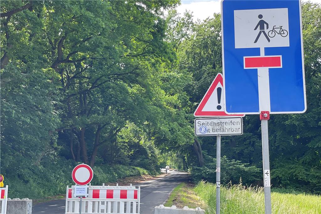 Betonwürfel hilft nicht: Auto ignoriert Absperrung in Castrop-Rauxel Die Beschilderung ist eindeutig: hier gehts nicht weiter.