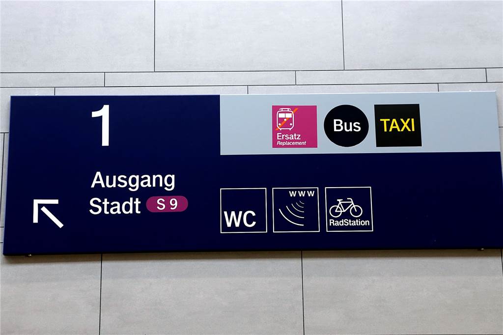 „Von einem Musterbahnhof ist der Bahnhof Haltern noch weit entfernt“ Die Beschilderungen im Bahnhof sind neu, aber nicht immer eindeutig.