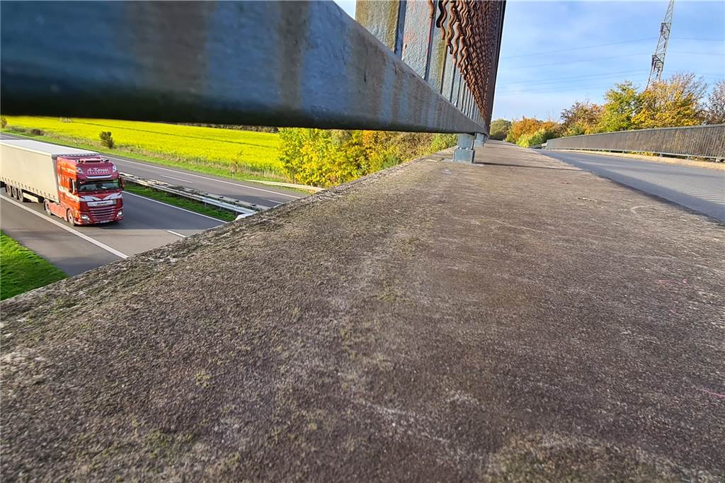 Die Beschränkung des Gewichtes auf acht Brücken (hier Ahauser Damm) über die A31 ist laut Autobahn GmbH alternativlos. 