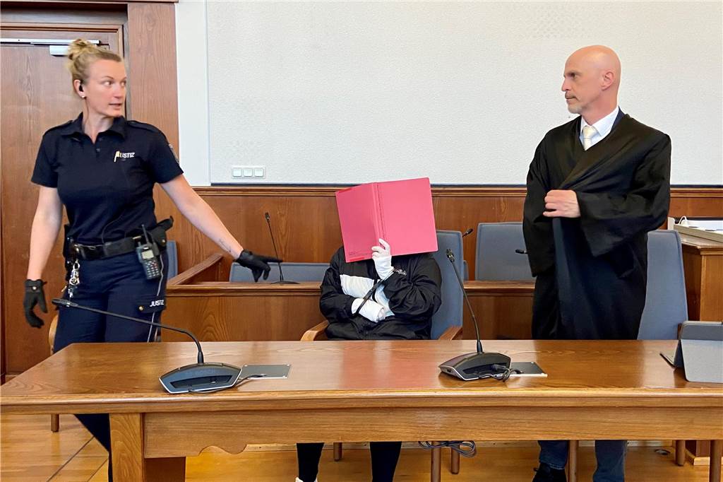 Beim Liebesspiel: Prostituierte soll auf Freier eingestochen haben Die Beschuldigte vor Gericht