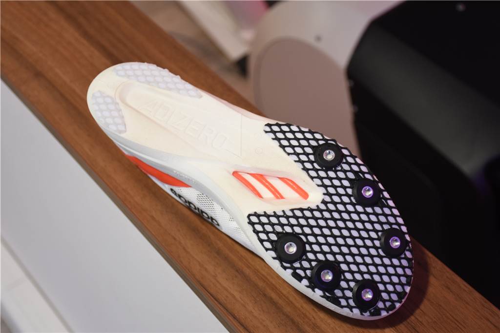 Ronny Groeneveld und Adidas verhelfen Athleten zu Weltrekorden Die besondere Technologie steckt in der Sohle. Von außen zu sehen sind zum Beispiel Teile der Carbonröhrchen, die unter dem Fuß verlaufen.