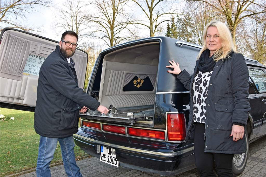 Tod ist ihr Beruf: Die sich wandelnde Welt der Bestatter Die Bestatter Frank Modler (49) und Claudia Meier (47) sind Partner: privat und beruflich.
