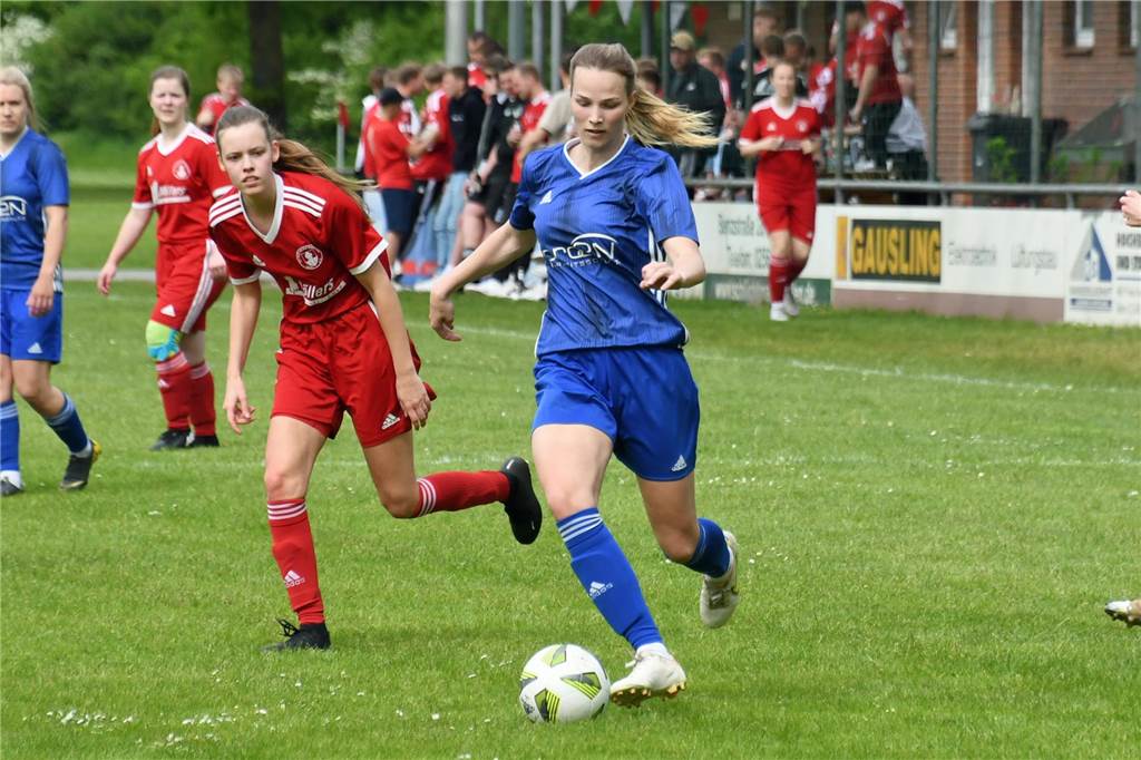 Die beste Torjägerin im Fußballkreis 2022/23: Veronika Gesing (M.) von der SG Heek/Oldenburg