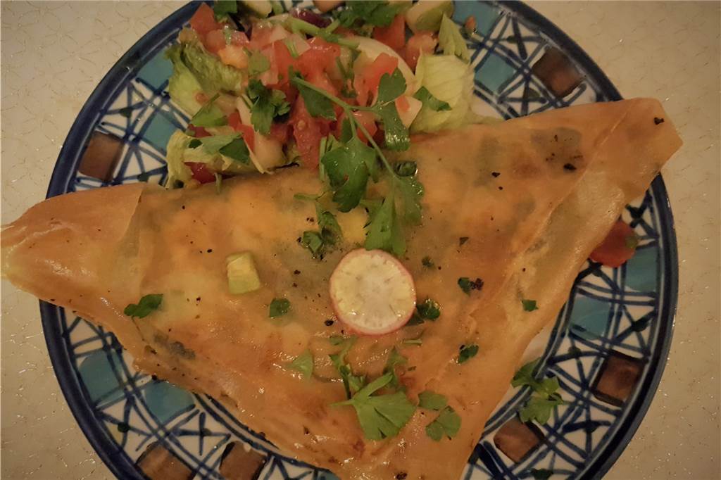 Das Soraya an der Märkischen Straße: Essen wie im Wohnzimmer einer persischen Mama Die beste Vorspeise: Die Teigtasche, gefüllt mit mariniertem Schafskäse und einem Kartoffel-Spinat-Ei-Püree.