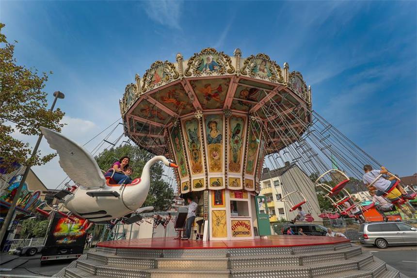 Wo man auf der Bartholomäus-Kirmes Glück findet Die besten Bilder der Bartholomäus-Kirmes in Lütgendortmund: Los ging es am Freitag mit einem Gottesdienst und dem Fassanstich - danach wurde gefeiert. Die Kirmes läuft wie immer von Freitag bis Montag. Zum Abschluss gibt es ein großes Feuerwerk.