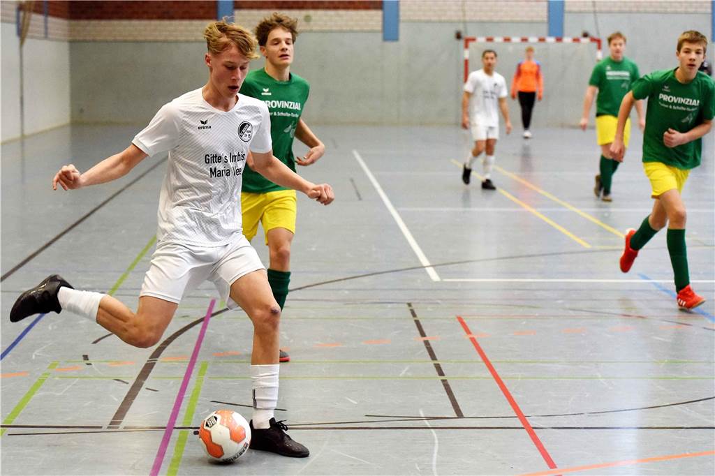 Hallenfußball-Kreismeisterschaft der B-Junioren: Einige Fotos aus der Halle in Raesfeld Die besten Bilder der U17-Halenfußball-Kreismeisterschaft in Raesfeld.