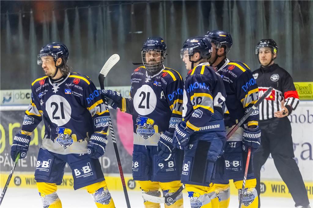 Die besten Bilder des 15:3-Eisadler-Erfolgs gegen die Disnlakener Kobras. 