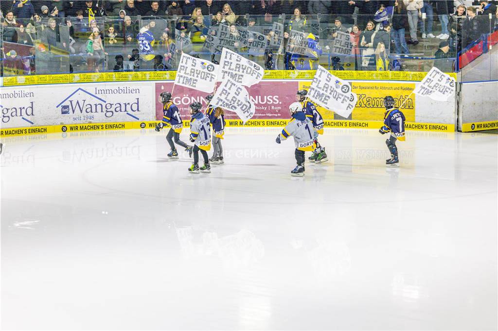 Dortmund erlebt Rekord-Kulisse bei den Eisadlern: Viele Fotos vom Finalspiel Die besten Bilder vom Eisadler-Erfolg gegen die Ratinger Ice Aliens (4:2) in Playoff-Spiel drei. 3300 Zuschauer waren im Eissportzentrum an der Westfalenhalle - Rekordkulisse.