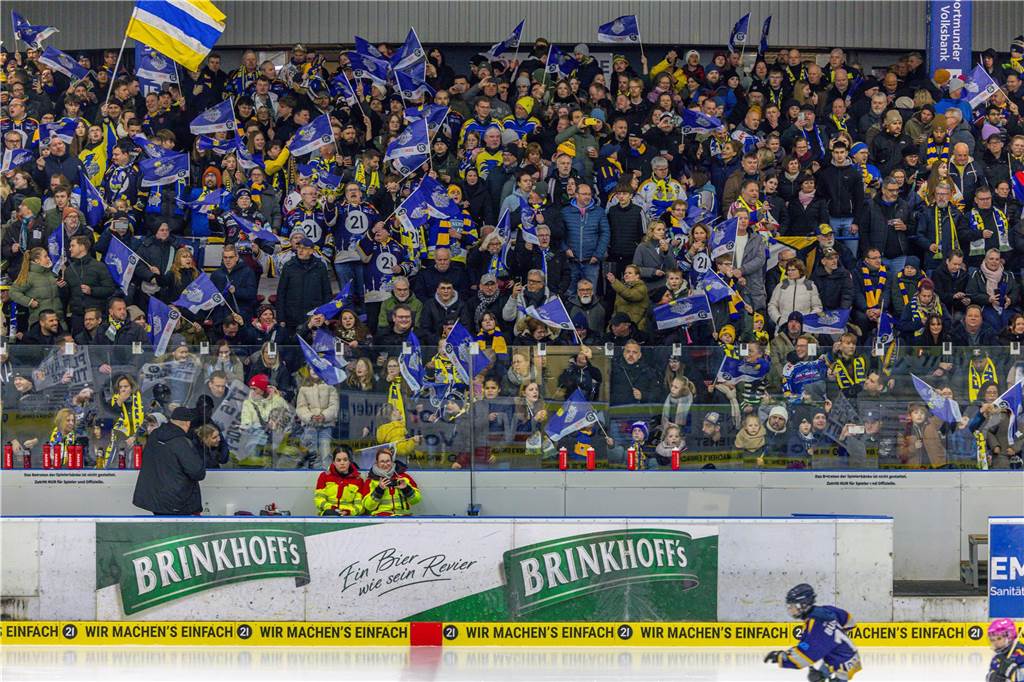 Dortmund erlebt Rekord-Kulisse bei den Eisadlern: Viele Fotos vom Finalspiel Die besten Bilder vom Eisadler-Erfolg gegen die Ratinger Ice Aliens (4:2) in Playoff-Spiel drei. 3300 Zuschauer waren im Eissportzentrum an der Westfalenhalle - Rekordkulisse.
