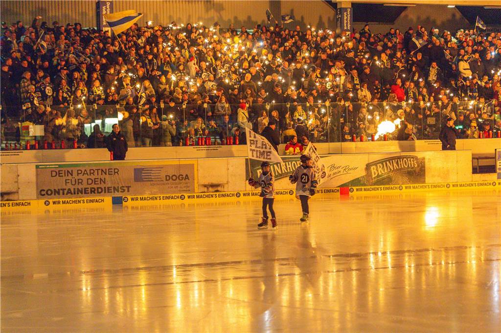 Dortmund erlebt Rekord-Kulisse bei den Eisadlern: Viele Fotos vom Finalspiel Die besten Bilder vom Eisadler-Erfolg gegen die Ratinger Ice Aliens (4:2) in Playoff-Spiel drei. 3300 Zuschauer waren im Eissportzentrum an der Westfalenhalle - Rekordkulisse.
