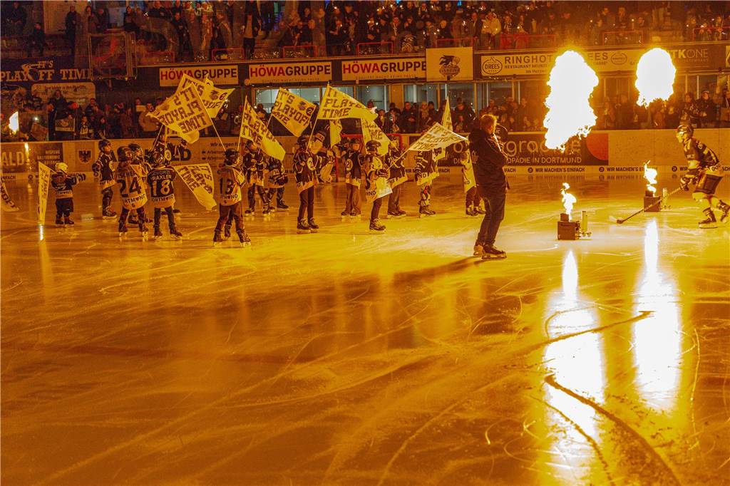 Dortmund erlebt Rekord-Kulisse bei den Eisadlern: Viele Fotos vom Finalspiel Die besten Bilder vom Eisadler-Erfolg gegen die Ratinger Ice Aliens (4:2) in Playoff-Spiel drei. 3300 Zuschauer waren im Eissportzentrum an der Westfalenhalle - Rekordkulisse.