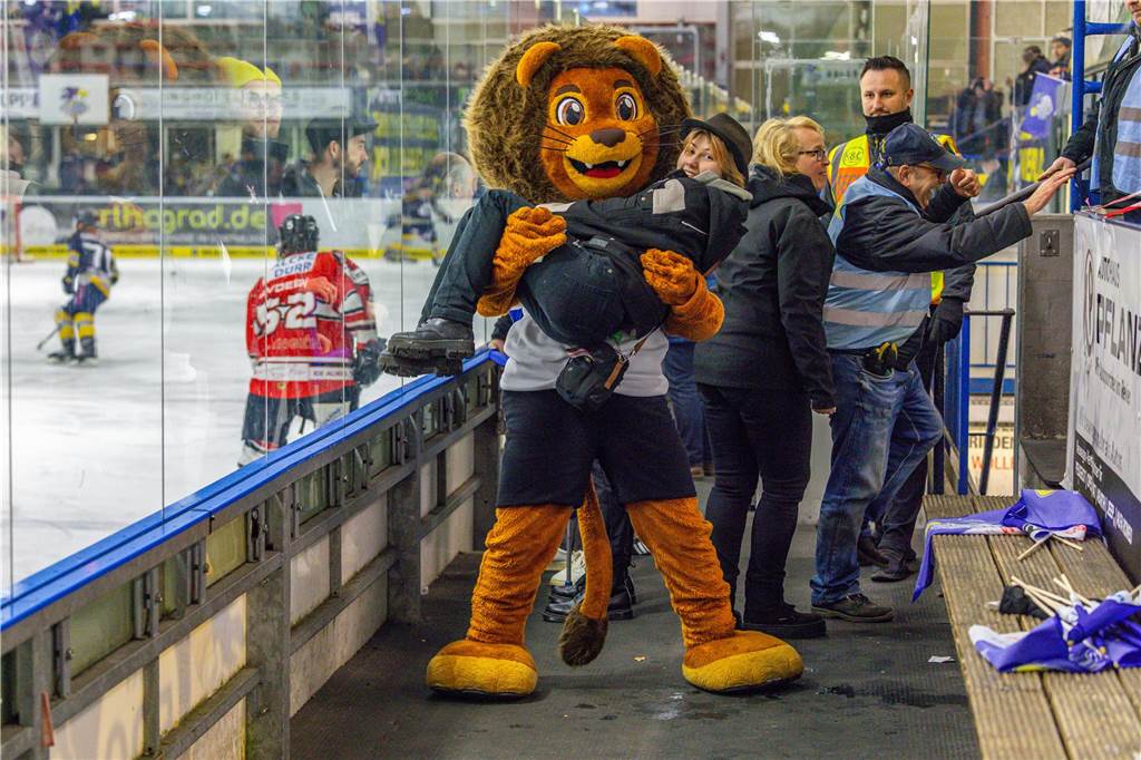 Dortmund erlebt Rekord-Kulisse bei den Eisadlern: Viele Fotos vom Finalspiel Die besten Bilder vom Eisadler-Erfolg gegen die Ratinger Ice Aliens (4:2) in Playoff-Spiel drei. 3300 Zuschauer waren im Eissportzentrum an der Westfalenhalle - Rekordkulisse.
