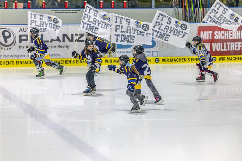 Dortmund erlebt Rekord-Kulisse bei den Eisadlern: Viele Fotos vom Finalspiel Die besten Bilder vom Eisadler-Erfolg gegen die Ratinger Ice Aliens (4:2) in Playoff-Spiel drei. 3300 Zuschauer waren im Eissportzentrum an der Westfalenhalle - Rekordkulisse.