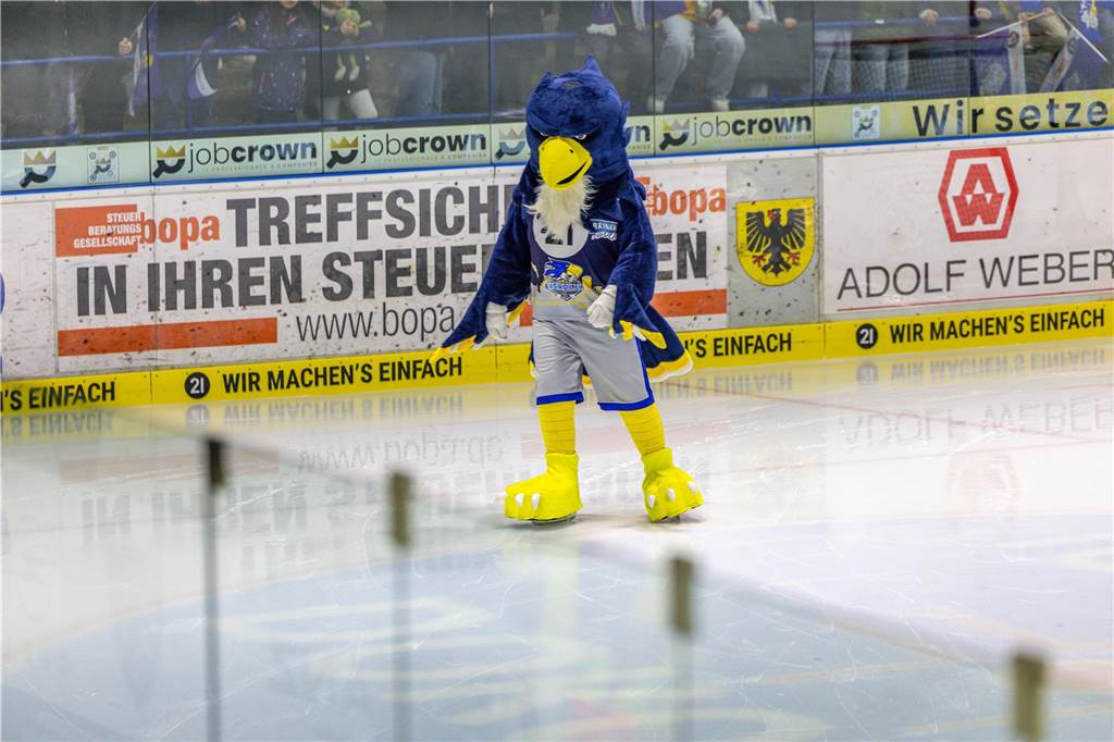 Dortmund erlebt Rekord-Kulisse bei den Eisadlern: Viele Fotos vom Finalspiel Die besten Bilder vom Eisadler-Erfolg gegen die Ratinger Ice Aliens (4:2) in Playoff-Spiel drei. 3300 Zuschauer waren im Eissportzentrum an der Westfalenhalle - Rekordkulisse.