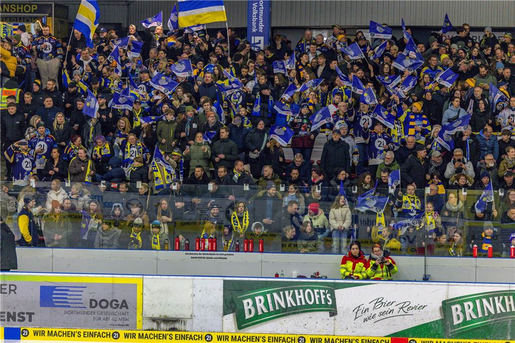 Dortmund erlebt Rekord-Kulisse bei den Eisadlern: Viele Fotos vom Finalspiel Die besten Bilder vom Eisadler-Erfolg gegen die Ratinger Ice Aliens (4:2) in Playoff-Spiel drei. 3300 Zuschauer waren im Eissportzentrum an der Westfalenhalle - Rekordkulisse.