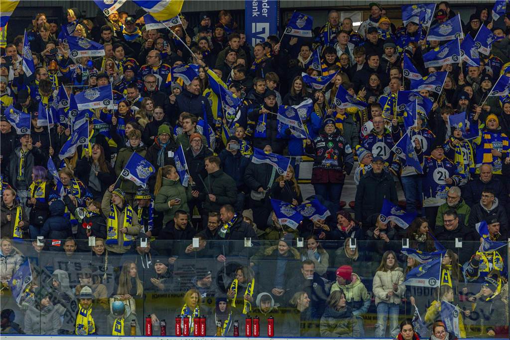 Dortmund erlebt Rekord-Kulisse bei den Eisadlern: Viele Fotos vom Finalspiel Die besten Bilder vom Eisadler-Erfolg gegen die Ratinger Ice Aliens (4:2) in Playoff-Spiel drei. 3300 Zuschauer waren im Eissportzentrum an der Westfalenhalle - Rekordkulisse.