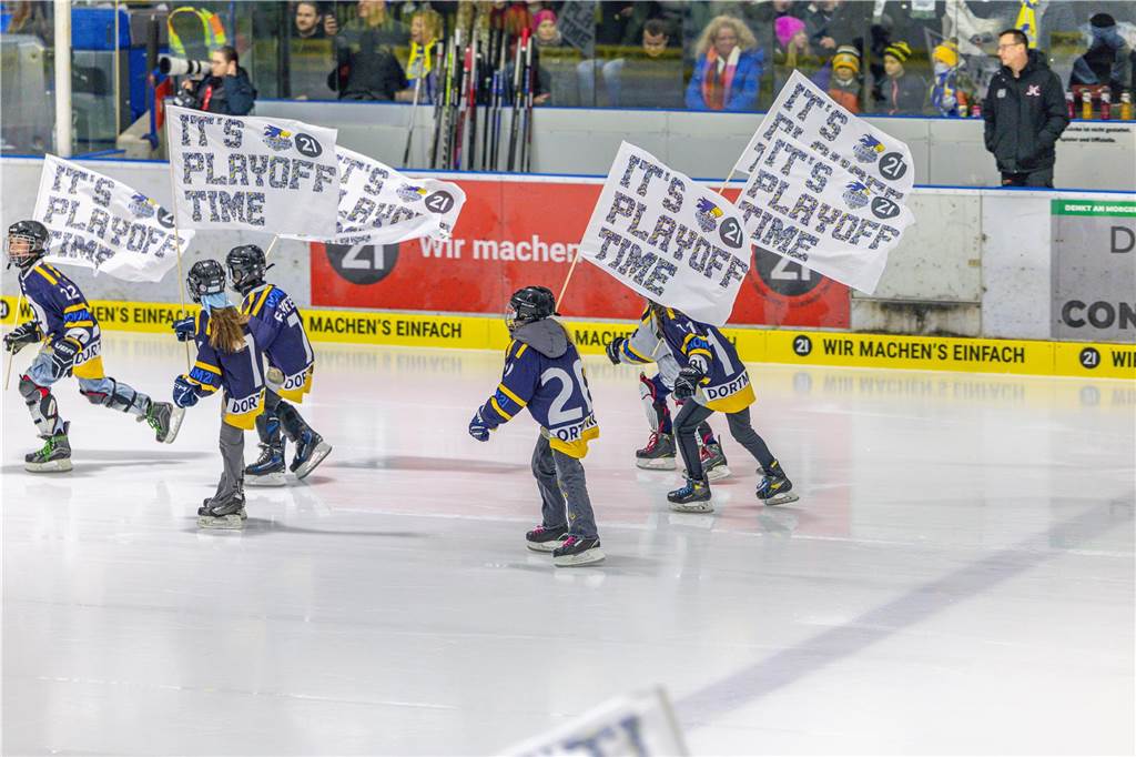 Dortmund erlebt Rekord-Kulisse bei den Eisadlern: Viele Fotos vom Finalspiel Die besten Bilder vom Eisadler-Erfolg gegen die Ratinger Ice Aliens (4:2) in Playoff-Spiel drei. 3300 Zuschauer waren im Eissportzentrum an der Westfalenhalle - Rekordkulisse.