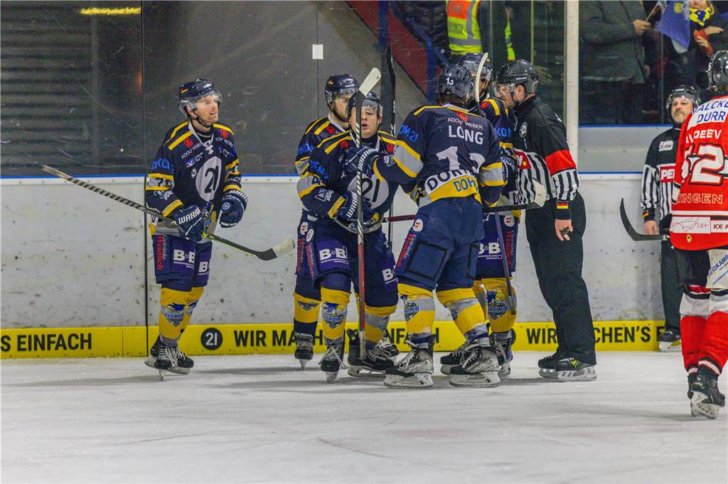 Dortmund erlebt Rekord-Kulisse bei den Eisadlern: Viele Fotos vom Finalspiel Die besten Bilder vom Eisadler-Erfolg gegen die Ratinger Ice Aliens (4:2) in Playoff-Spiel drei. 3300 Zuschauer waren im Eissportzentrum an der Westfalenhalle - Rekordkulisse.