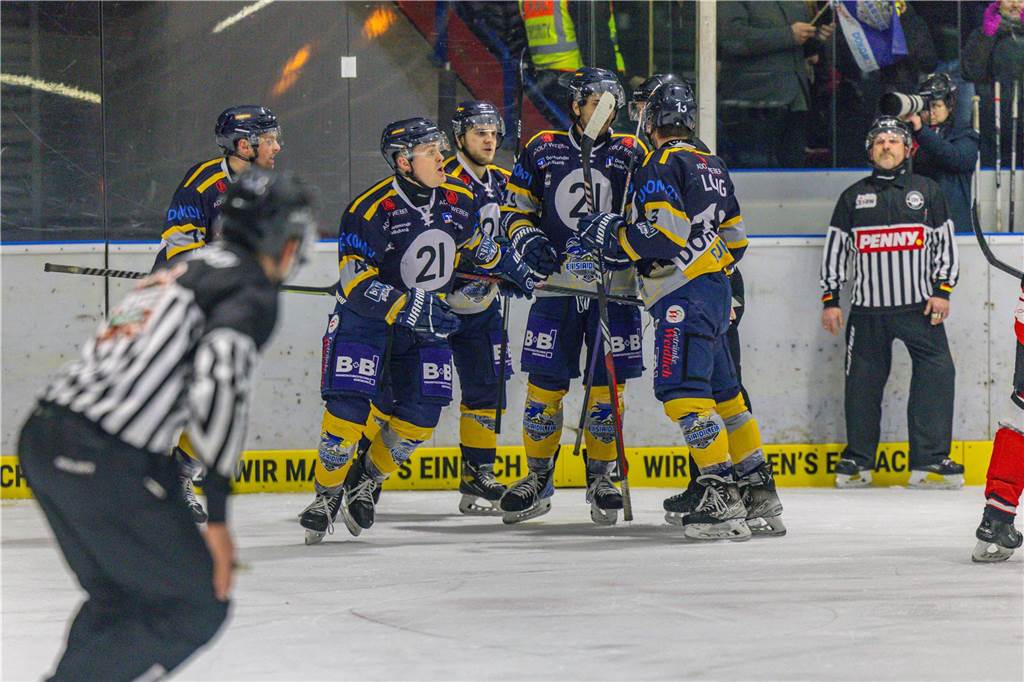 Dortmund erlebt Rekord-Kulisse bei den Eisadlern: Viele Fotos vom Finalspiel Die besten Bilder vom Eisadler-Erfolg gegen die Ratinger Ice Aliens (4:2) in Playoff-Spiel drei. 3300 Zuschauer waren im Eissportzentrum an der Westfalenhalle - Rekordkulisse.