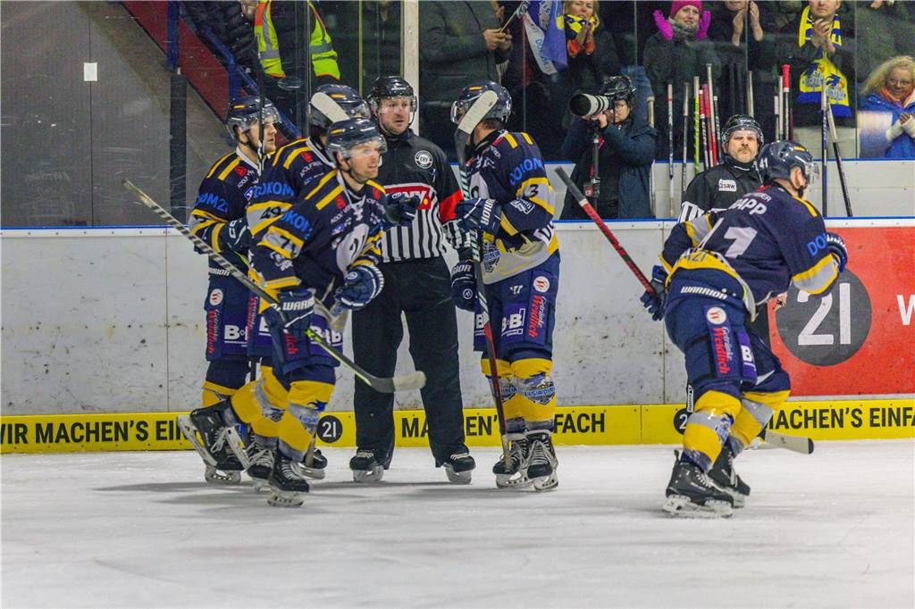 Dortmund erlebt Rekord-Kulisse bei den Eisadlern: Viele Fotos vom Finalspiel Die besten Bilder vom Eisadler-Erfolg gegen die Ratinger Ice Aliens (4:2) in Playoff-Spiel drei. 3300 Zuschauer waren im Eissportzentrum an der Westfalenhalle - Rekordkulisse.