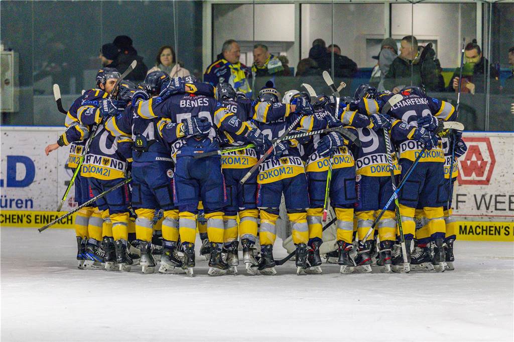Dortmund erlebt Rekord-Kulisse bei den Eisadlern: Viele Fotos vom Finalspiel Die besten Bilder vom Eisadler-Erfolg gegen die Ratinger Ice Aliens (4:2) in Playoff-Spiel drei. 3300 Zuschauer waren im Eissportzentrum an der Westfalenhalle - Rekordkulisse.