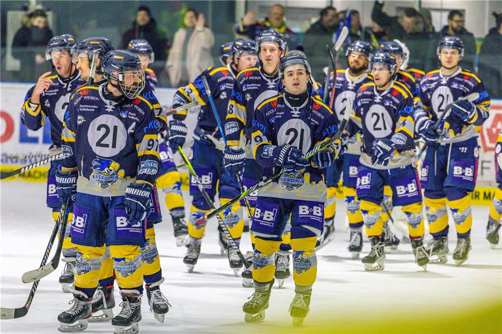 Dortmund erlebt Rekord-Kulisse bei den Eisadlern: Viele Fotos vom Finalspiel Die besten Bilder vom Eisadler-Erfolg gegen die Ratinger Ice Aliens (4:2) in Playoff-Spiel drei. 3300 Zuschauer waren im Eissportzentrum an der Westfalenhalle - Rekordkulisse.