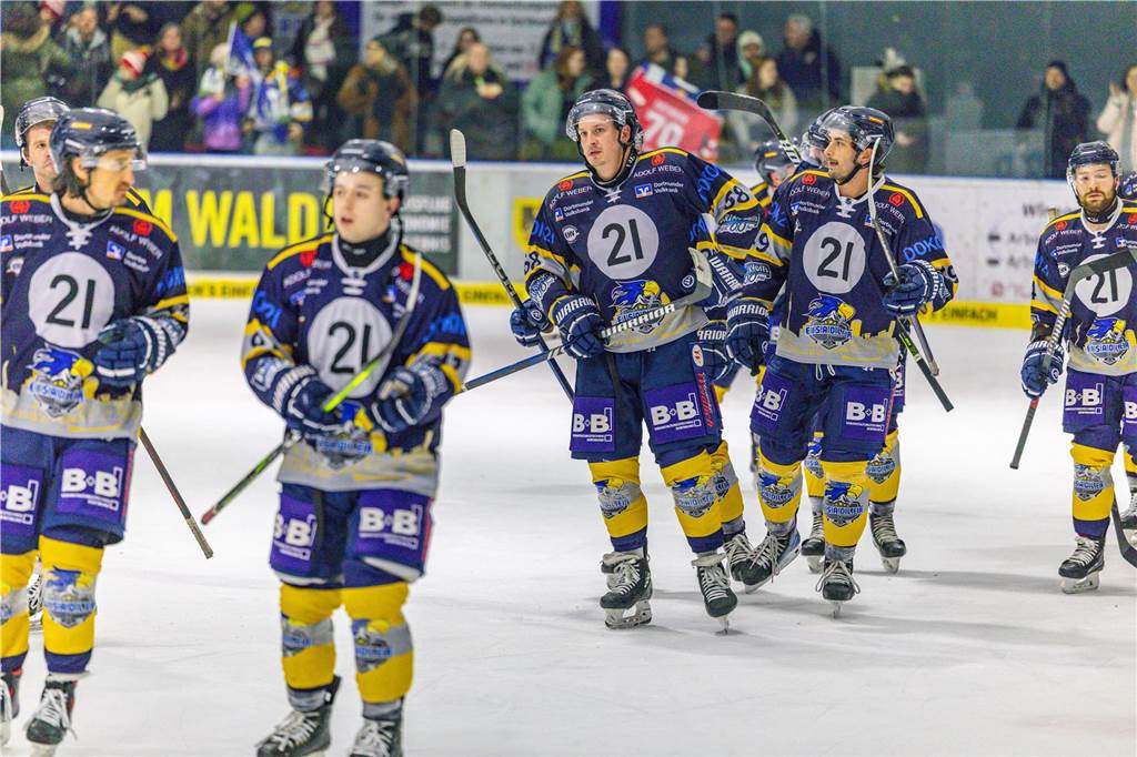 Dortmund erlebt Rekord-Kulisse bei den Eisadlern: Viele Fotos vom Finalspiel Die besten Bilder vom Eisadler-Erfolg gegen die Ratinger Ice Aliens (4:2) in Playoff-Spiel drei. 3300 Zuschauer waren im Eissportzentrum an der Westfalenhalle - Rekordkulisse.