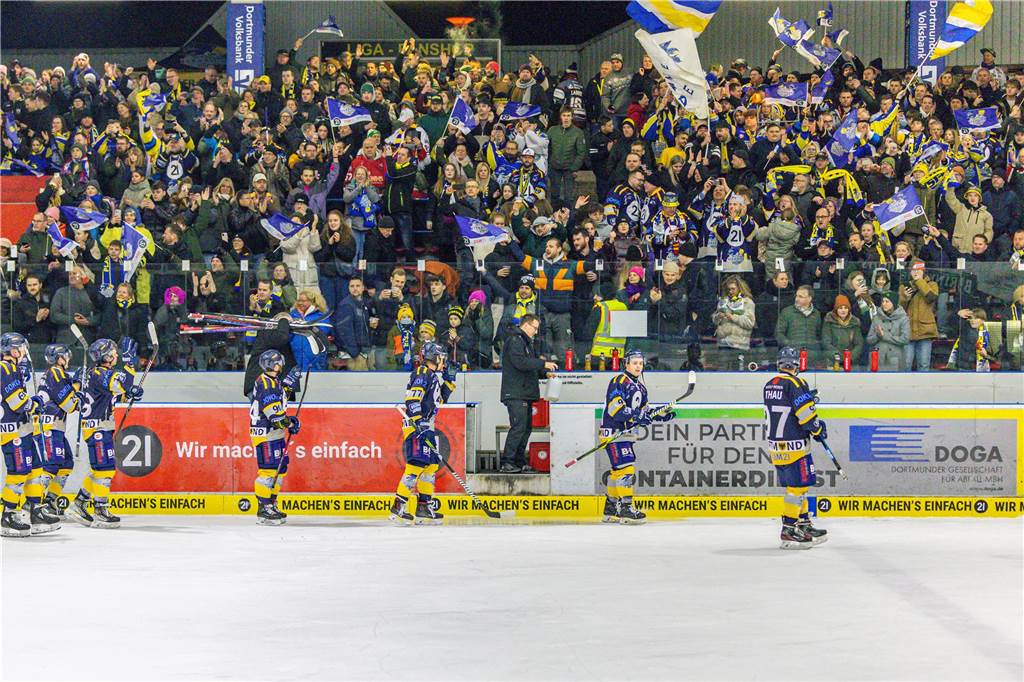 Dortmund erlebt Rekord-Kulisse bei den Eisadlern: Viele Fotos vom Finalspiel Die besten Bilder vom Eisadler-Erfolg gegen die Ratinger Ice Aliens (4:2) in Playoff-Spiel drei. 3300 Zuschauer waren im Eissportzentrum an der Westfalenhalle - Rekordkulisse.