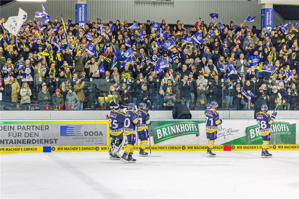 Dortmund erlebt Rekord-Kulisse bei den Eisadlern: Viele Fotos vom Finalspiel Die besten Bilder vom Eisadler-Erfolg gegen die Ratinger Ice Aliens (4:2) in Playoff-Spiel drei. 3300 Zuschauer waren im Eissportzentrum an der Westfalenhalle - Rekordkulisse.