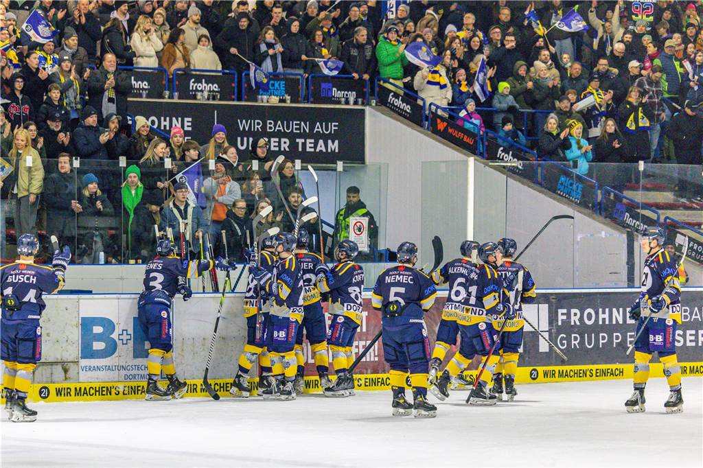 Dortmund erlebt Rekord-Kulisse bei den Eisadlern: Viele Fotos vom Finalspiel Die besten Bilder vom Eisadler-Erfolg gegen die Ratinger Ice Aliens (4:2) in Playoff-Spiel drei. 3300 Zuschauer waren im Eissportzentrum an der Westfalenhalle - Rekordkulisse.