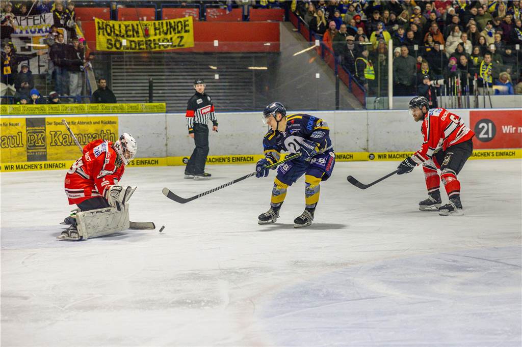 Dortmund erlebt Rekord-Kulisse bei den Eisadlern: Viele Fotos vom Finalspiel Die besten Bilder vom Eisadler-Erfolg gegen die Ratinger Ice Aliens (4:2) in Playoff-Spiel drei. 3300 Zuschauer waren im Eissportzentrum an der Westfalenhalle - Rekordkulisse.