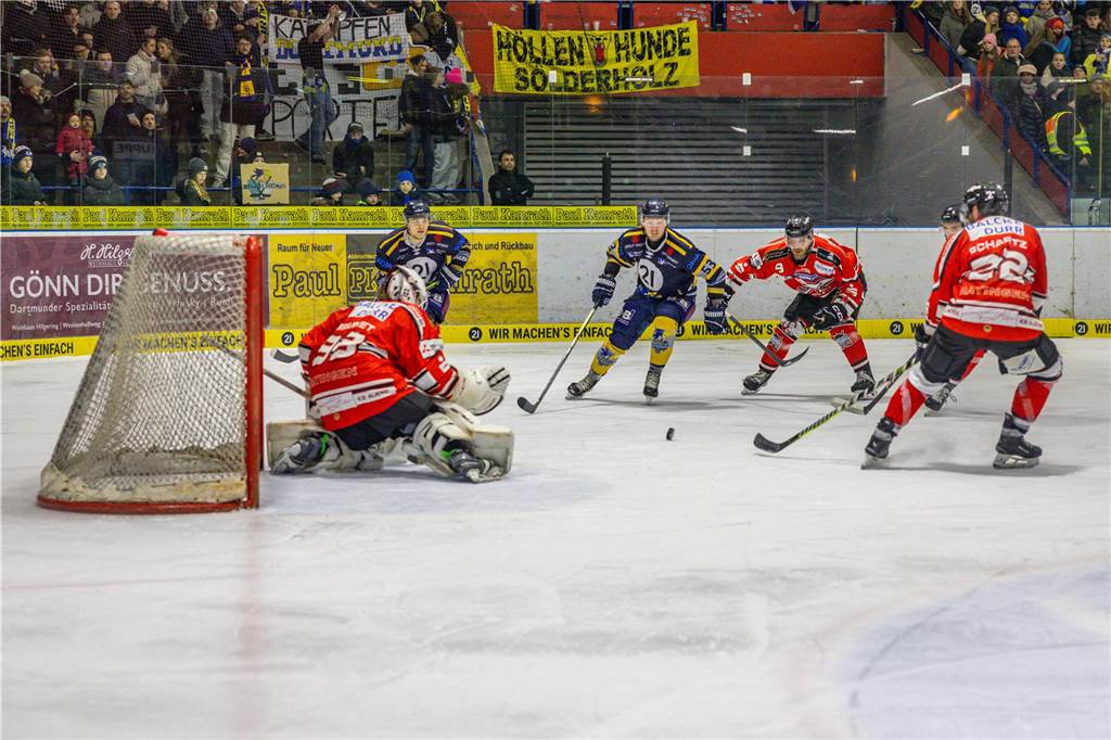 Dortmund erlebt Rekord-Kulisse bei den Eisadlern: Viele Fotos vom Finalspiel Die besten Bilder vom Eisadler-Erfolg gegen die Ratinger Ice Aliens (4:2) in Playoff-Spiel drei. 3300 Zuschauer waren im Eissportzentrum an der Westfalenhalle - Rekordkulisse.