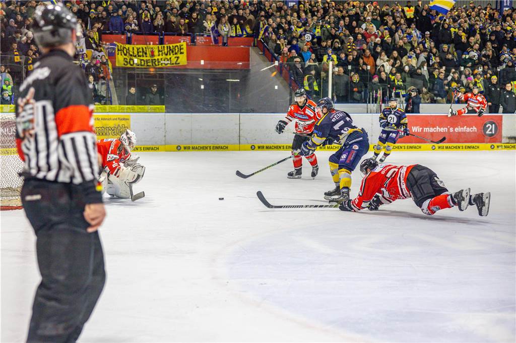 Dortmund erlebt Rekord-Kulisse bei den Eisadlern: Viele Fotos vom Finalspiel Die besten Bilder vom Eisadler-Erfolg gegen die Ratinger Ice Aliens (4:2) in Playoff-Spiel drei. 3300 Zuschauer waren im Eissportzentrum an der Westfalenhalle - Rekordkulisse.