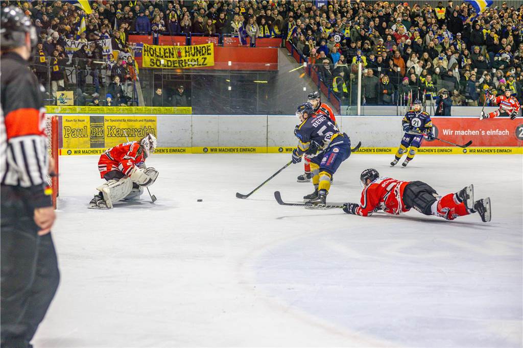 Dortmund erlebt Rekord-Kulisse bei den Eisadlern: Viele Fotos vom Finalspiel Die besten Bilder vom Eisadler-Erfolg gegen die Ratinger Ice Aliens (4:2) in Playoff-Spiel drei. 3300 Zuschauer waren im Eissportzentrum an der Westfalenhalle - Rekordkulisse.