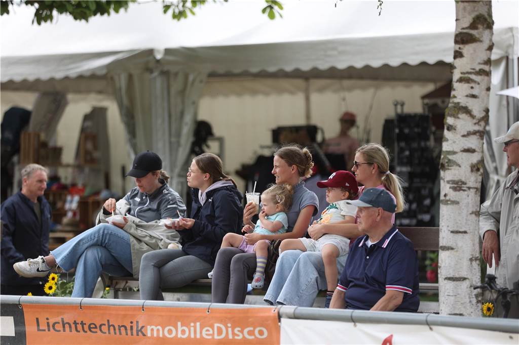Die besten Bilder vom S*-Springen am Freitag der Vinnumer Reitertage 2024.