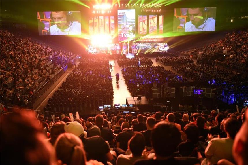„Counter-Strike“-Profis kämpfen um 300 000 US-Dollar Die besten Counter-Strike-Teams treten in Köln gegeneinander an. Bis zu 15 000 Zuschauer werden erwartet. Foto: Henning Kaiser