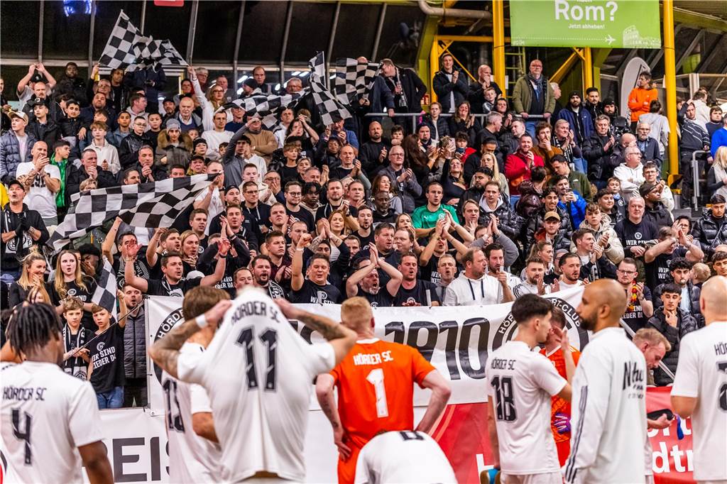 Die besten Fan-Fotos vom ersten Endrunden-Tag der Dortmunder Hallenfußball-Stadtmeisterschaft. 