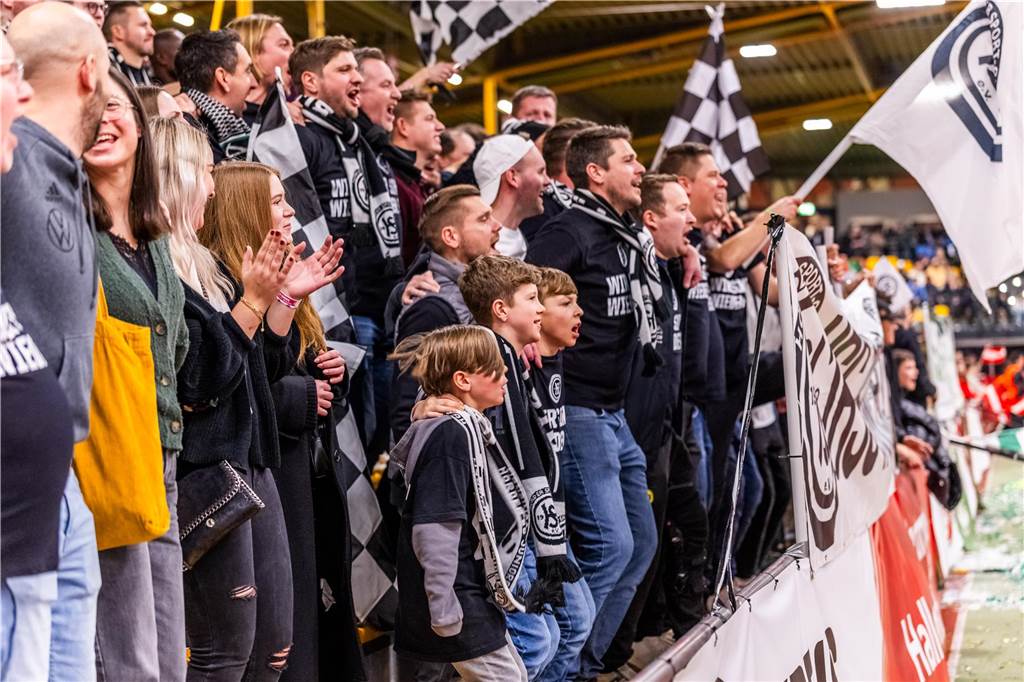 Die besten Fan-Fotos vom ersten Endrunden-Tag der Dortmunder Hallenfußball-Stadtmeisterschaft. 