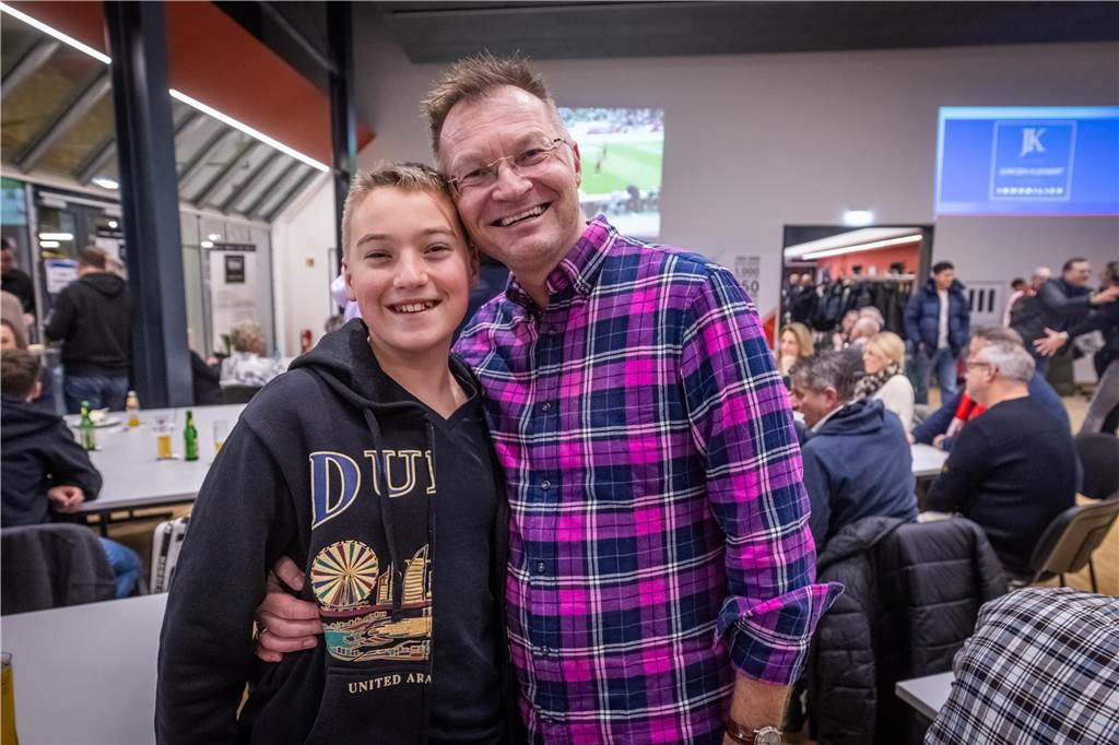 Die besten Fan-Fotos vom ersten Endrunden-Tag der Dortmunder Hallenfußball-Stadtmeisterschaft. 